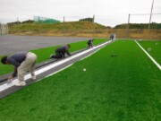 人工芝反物合わせ目接着作業