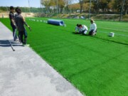 人工芝合わせ目確認作業