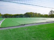 ほぼ全面に配置された人工芝