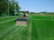 スポーツトラクターによる砂巻作業