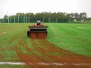 ヤシの実チップ散布中