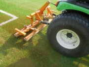 ヤシの実チップを器具を使って慣らします