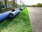 荷下ろしされ仮配置された人工芝